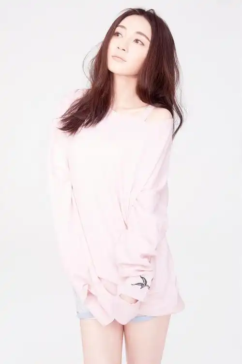 姚笛曝春日粉嫩写真 笑容治愈清新甜美依旧