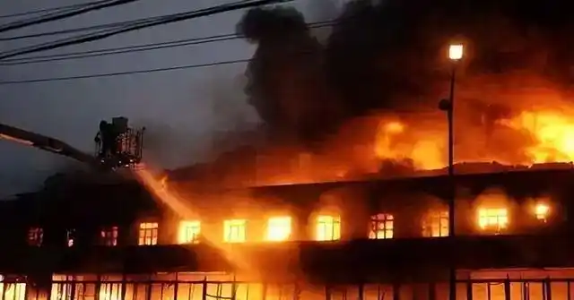 1994年克拉玛依友谊馆大火八百名师生被困学生等候领导先走