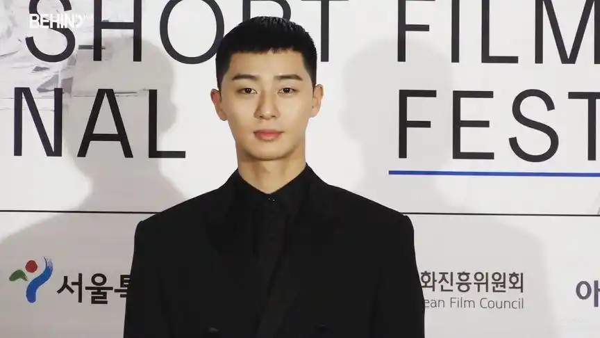 朴叙俊参加亚洲国际电影节,一袭黑色造型搭配寸头,帅气吸睛!