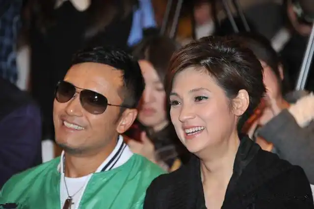 58岁戚美珍与老公恩爱如初,身材走样满脸皱纹,都丝毫不受影响