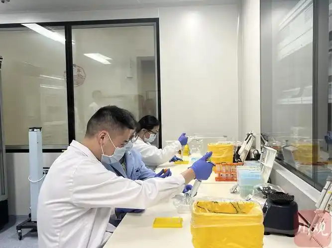 省重点实验室工作人员正在做实验.魏冯 摄