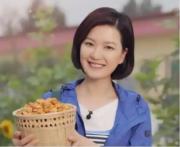 知名主持陈蓉曝近况,被黑后回老东家做幕后,嫁海归老公儿女双全_东方