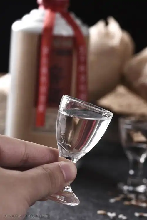 烈酒白酒 食品 传统 友谊 酒杯 社交 传承 白酒 礼仪 「美食」每刻