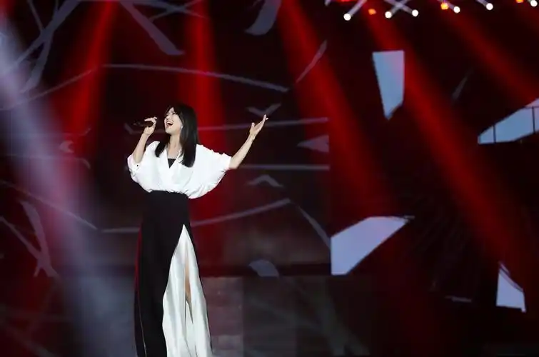 一连带来《乌兰巴托的夜》,《康定情歌与溜溜调》,《如果有来生》三首