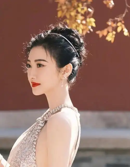 景甜才是性感水蜜桃露肩造型诠释清纯可爱与性感迷人