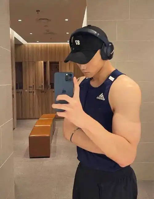 超爱自拍的时尚达人健身撸铁锻造满身肌肉自信赛过男明星