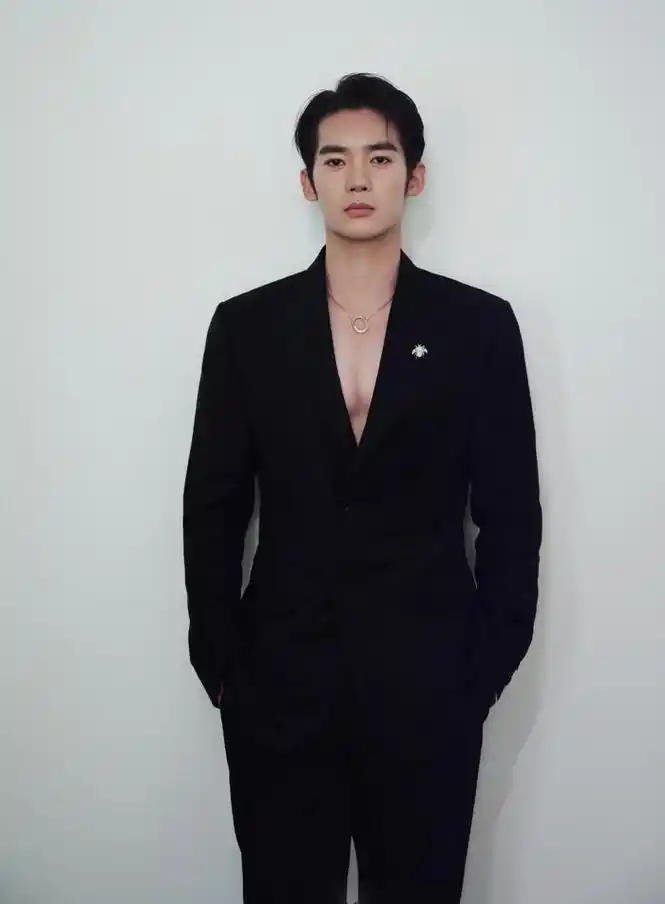 于适一袭黑色西装彰显质感格调造型写真中目光深邃沉静