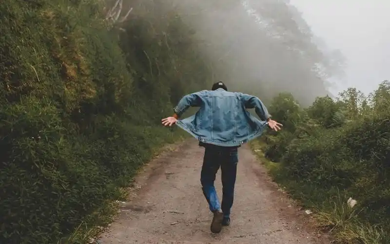 男子一个人在路上的背影