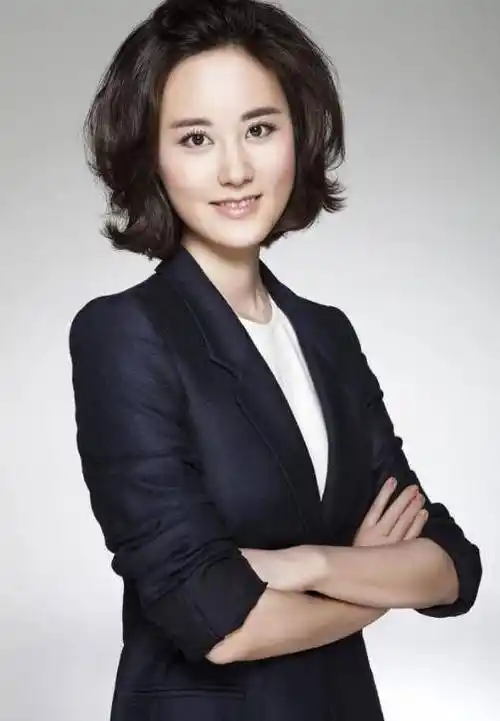 她就是秦方,一个美貌与才华并集的美女主持人,相信在读完她的故事后