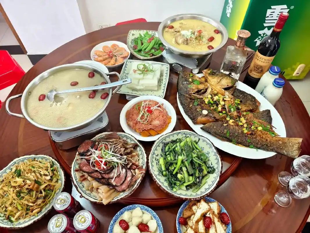 年味最浓的地方,总在餐桌上,美食在锅,家人在左,爱人在右,团 - 抖音