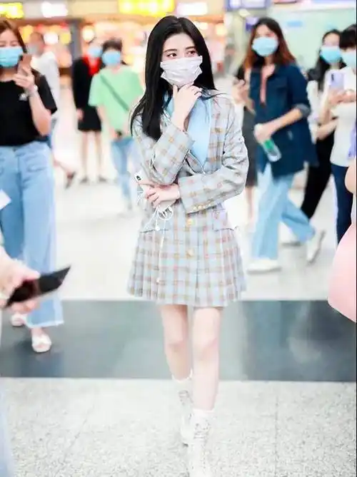 鞠婧祎过安检的生图曝光,路人镜头下的颜值依然耐打,身高成亮点_很