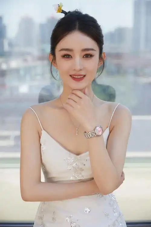 优雅星踪#@浪琴表优雅形象大使@赵丽颖佩戴全新心月系列腕表,以腕间