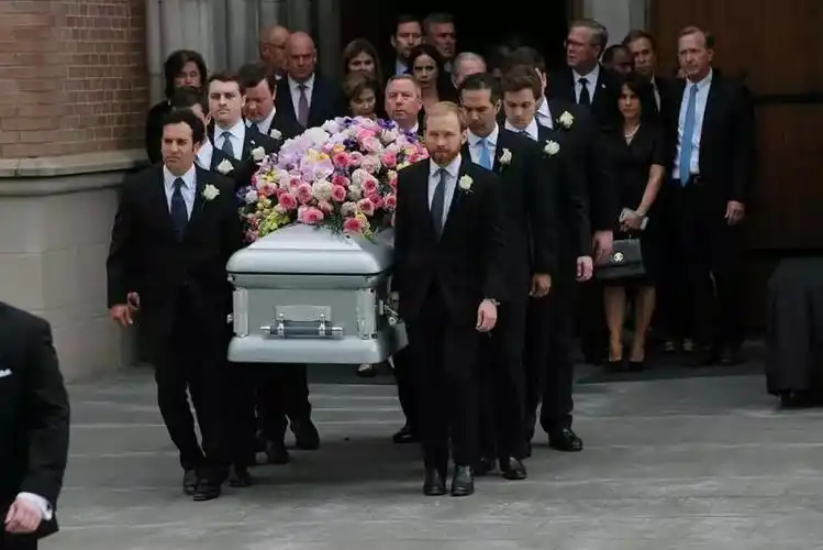 美国前总统夫人的葬礼让我们看到东西方葬礼的天壤之别