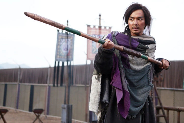 由钟汉良饰演的乔峰踩着滑雪板开场,无厘头的道具和剧情就被