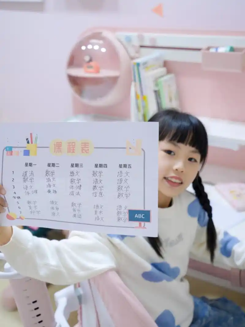 一下子把我的记忆拉回到20几年前,生字组词,小学生的我抓耳挠腮几