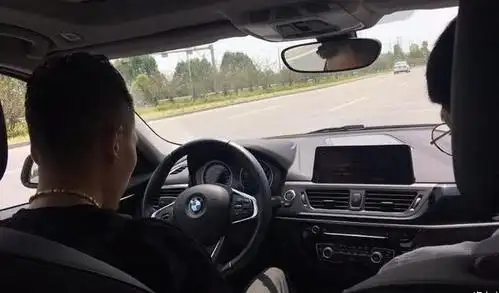 明明开的是宝马,却被开比亚迪的给嘲笑了_东方汽车