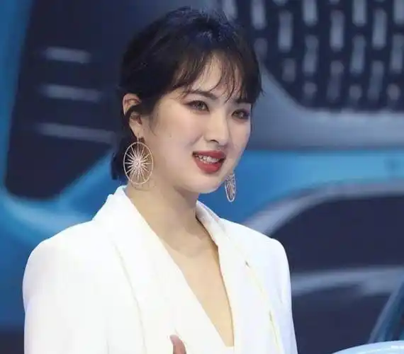 姚安娜车展现场图曝光,看她上台的状态,不敢想她来演《将门》_王一博