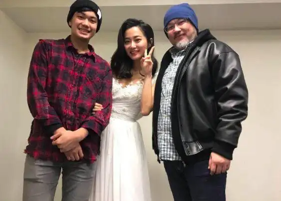 赵小侨寒流中抱病主持 刘亮佐父子探班送暖