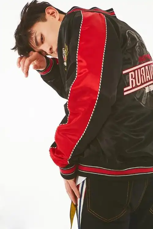 帅哥壁纸:河北男明星邓伦时尚杂志封面图片-小虾米