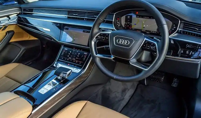 奥迪a8的内饰简洁大方有科技感