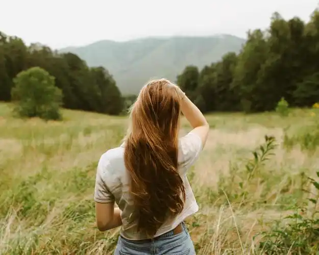 女人孤单忧伤背影图片