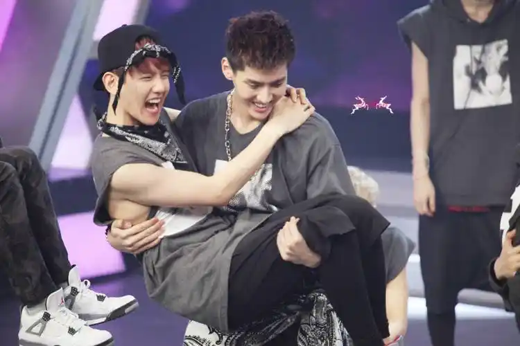 吴亦凡何润东身高对比,吴亦凡参加快乐大本营是哪一期 本文共(1050字)