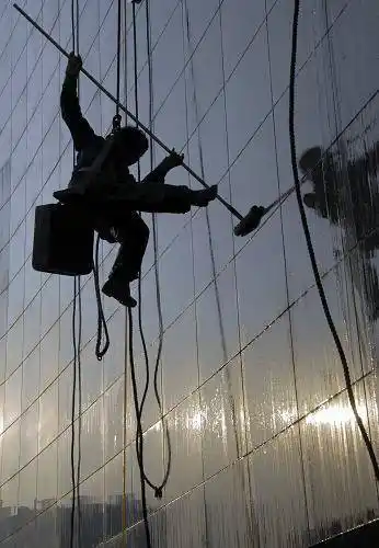 "蜘蛛人"自述:干活时绳子曾断裂 保险公司不做我们生意