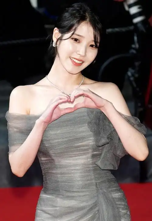 iu戛纳电影节红毯造型##iu戛纳烟灰轻纱裙##掮客戛纳电影节首映红毯
