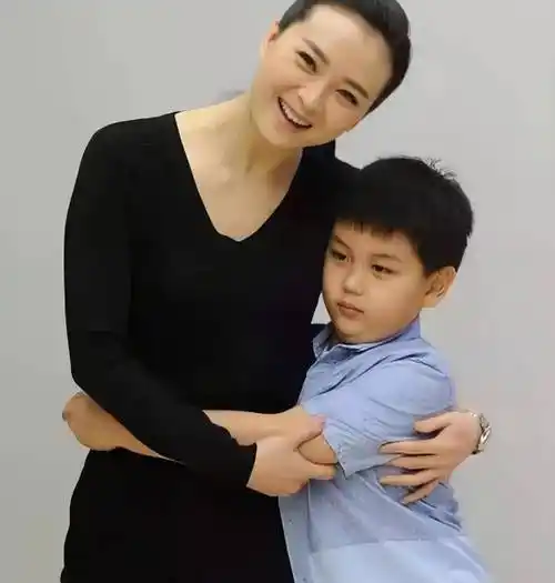 跪地给婆婆洗脚,被儿子说猪头,王艳嫁大11岁豪门男子她图啥?