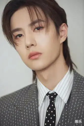 王一博5年前旧照被扒出,五官精致6块腹肌荷尔蒙爆棚,无意暴露一缺点