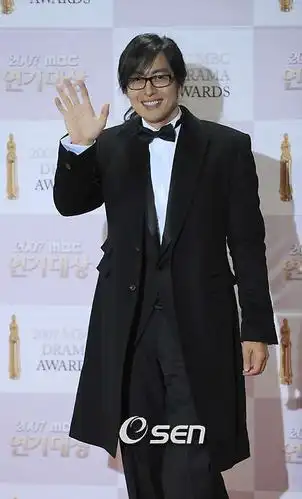 【2008.02.14】【明星】裴勇俊获名导尹相昊力赞 称其人品作品俱佳