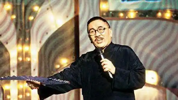 黄霑:小学五年级敢找李小龙打架,醉酒尿成龙,妻子怀孕他婚外情