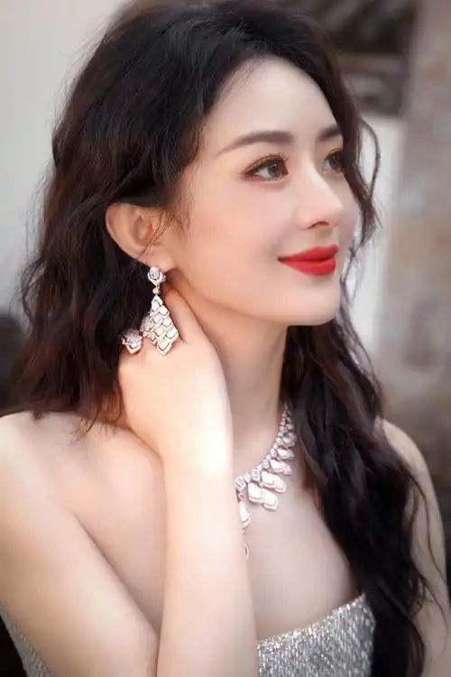 赵丽颖深v红裙##赵丽颖闪钻礼服