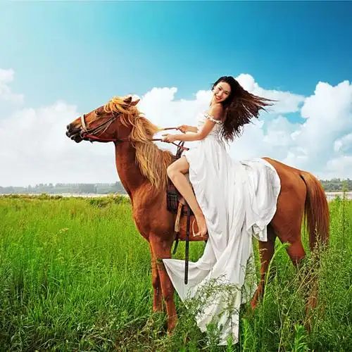 草原白裙女生骑马头像图片去草原感受蓝天白云小马驹