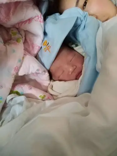 宝宝出生的第一天