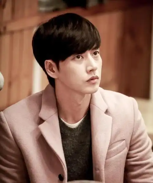 凭《来自星星的你》火遍全亚洲 , 跻身韩国一线男星行列 , 却被挖牛郎