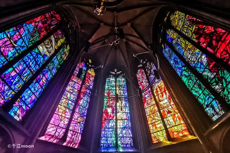 这里有法国教堂最美的彩绘花窗被称为上帝的彩灯