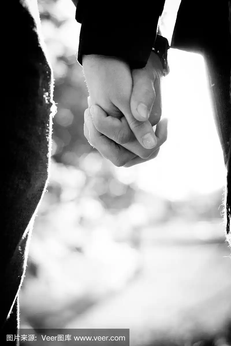 两个人手牵着手的黑白照片