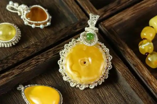 选择冬季饰品蜜蜡与碧玺的魅力辨析