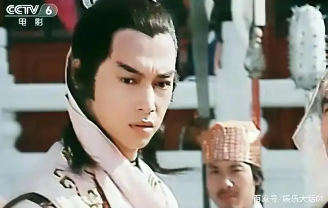 但奇葩程度让人咋舌,那就是台版,惠天赐成了乔峰,崔浩然扮演慕容复