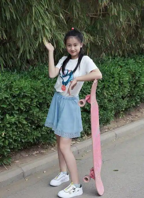12岁森碟也长大了!t恤搭短裙变身滑板少女,真是肤白貌美大长腿