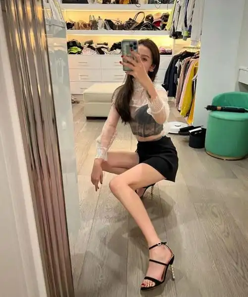 孙悦妻子35岁风韵犹存身材傲人大长腿抢镜邀请欧美男人家中坐