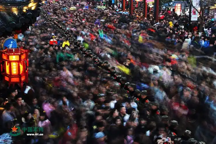 武警官兵在茫茫人海中筑起"人墙".