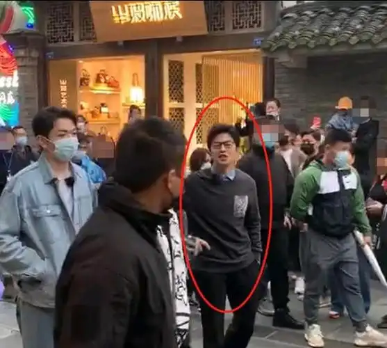 歌手李健街头录制新综艺