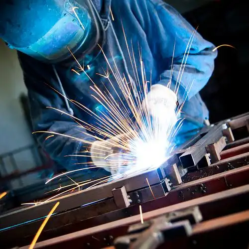 p>很多的电焊工作者和观看电焊的人,在没有正确安全防护电焊进行时