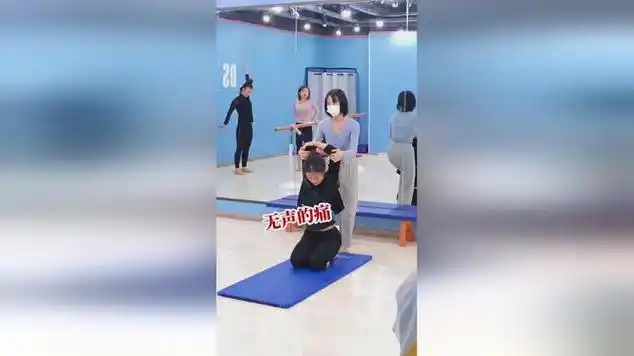 出了痛苦面具舞蹈生们开肩时的心理活动