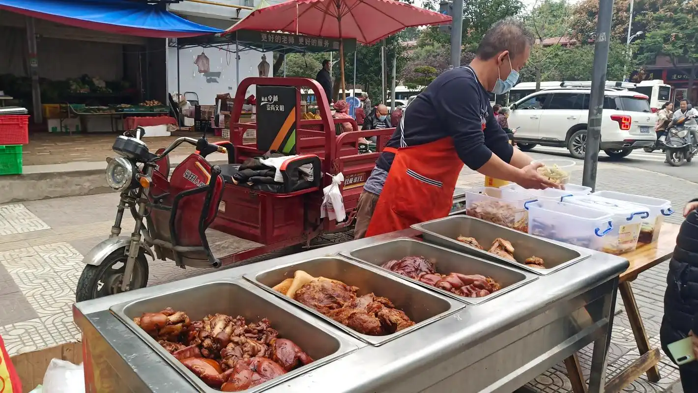 公园北路有一家卤肉摊,每天下午五点出摊,来晚了就买不到了