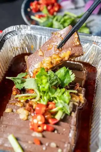 锡纸鸭血是肉眼可见的duangduang~诱人的红油和喷香的蒜蓉加入,令爽滑