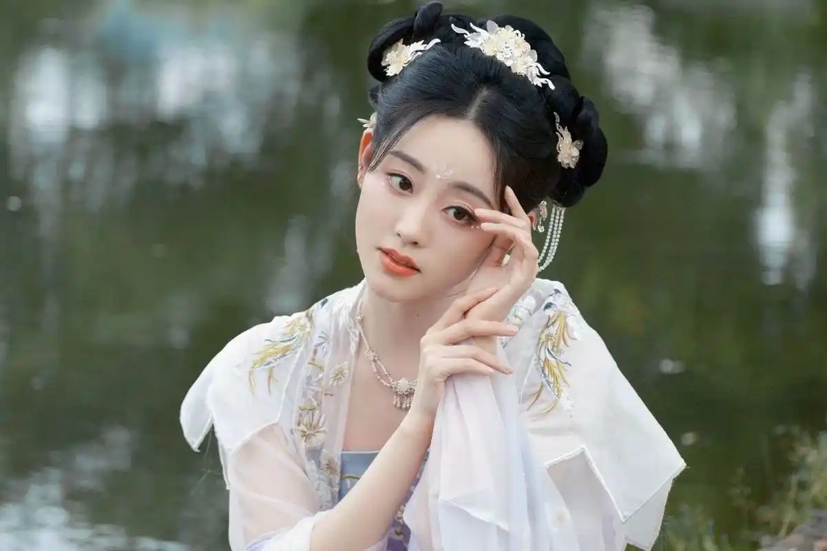 祝绪丹白衣古风随拍##祝绪丹白衣团扇古风大片#祝绪丹白衣古风伺哪