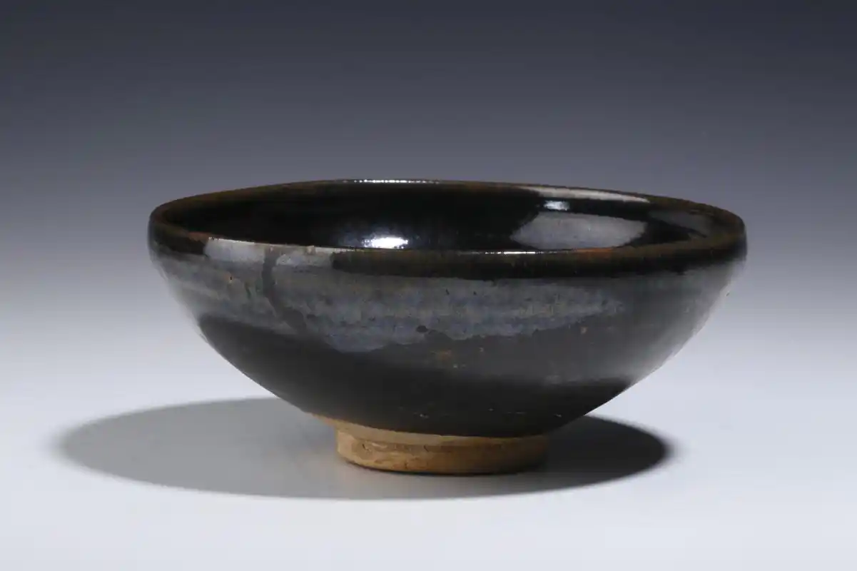 瓷器鉴赏# 此件元·磁州窑黑釉铁锈斑纹碗,口径16cm,高6.7cm,底径5.